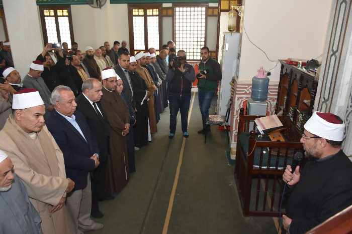 وزير الأوقاف يؤدي صلاة الغائب على أرواح شهداء حادث العريش الإرهابي بمسجد أبو رضوان بالحسينية 2 وزير الأوقاف يؤدي صلاة الغائب على أرواح شهداء حادث العريش الإرهابي بمسجد أبو رضوان بمدينة الحسينية2