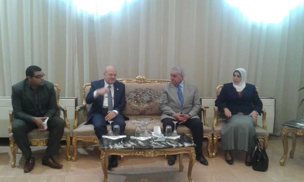 الدكتور «زاهي حواس » يصل جامعة الزقازيق