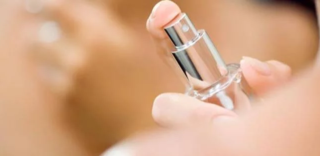 3 أماكن في الجسم تضمن لك استمرار رائحة العطر لأطول فترة 17 العطر