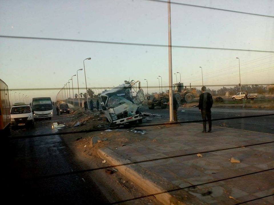 حادث تصادم سيارتين بمدخل العاشر من رمضان 3 حادث تصادم سيارتين بمدخل العاشر من رمضان 1