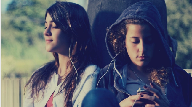 8 أشياء يحذر الأطباء من استعمالها مع آخرين منها «سماعات الأذن» 5 سماعات الأذن