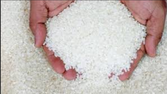 10 طن أرز و 3 آلاف لتر سولار قبل بيعهم في السوق السوداء بالحسينية