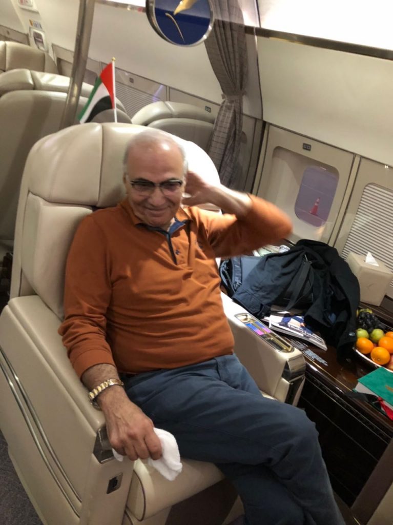 أول صور لأحمد شفيق في الطائرة بعد مغادرته الإمارات