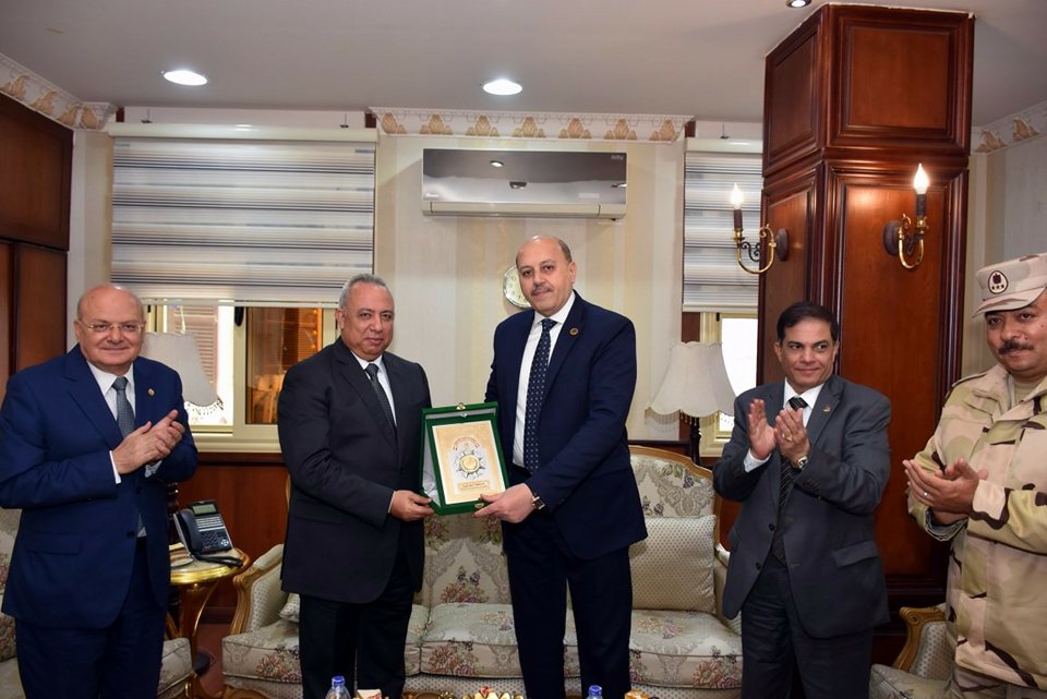 مدير أمن الشرقية يستقبل المحافظ لتهنئته باحتفالات عيد الشرطة 5 27394924 2055100441172706 396142832 n