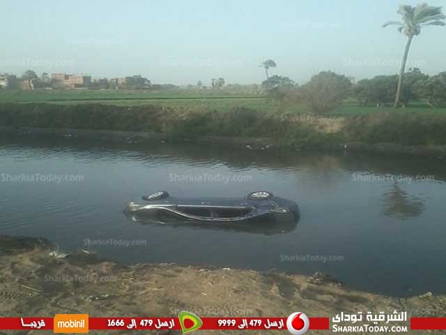 انقلاب سيارة ملاكي في الترعة أمام قرية عليم بأبوحماد 1 ابوحماد 2