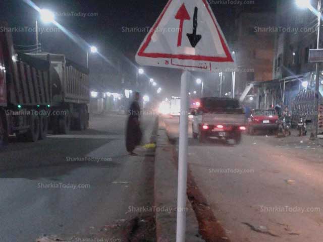 وضع لافتات تحذيرية بشوارع كفر صقر تجنباً للحوادث 2