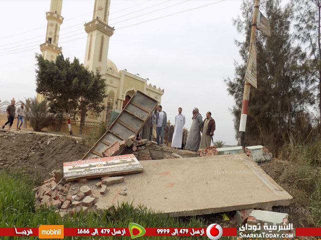 غضب في قرية «بحطيط» بسبب هدم المدخل الرئيسي .. ومجلس أبوحماد في غفلة 2 1 5