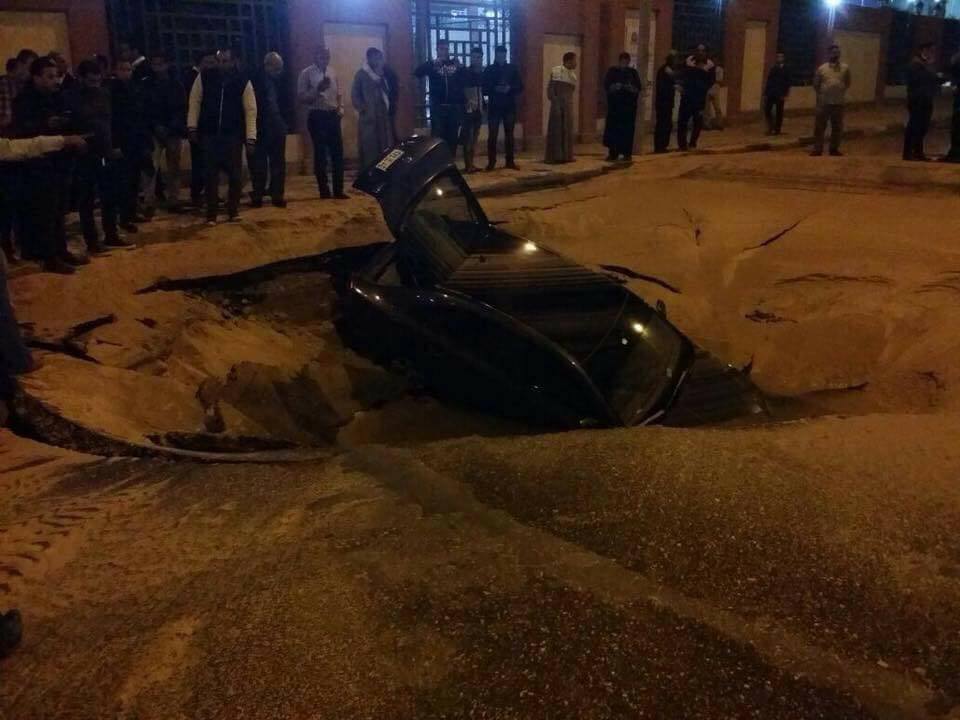 هبوط أرضي بالتجمع الخامس يبتلع سيارة 1 28279244 2393685873981203 6245142475597780957 n