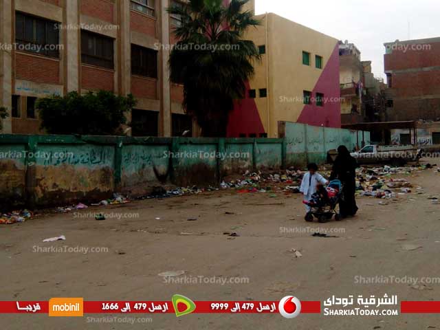 القمامة تستقبل الطلاب وتحيط بمدرسة بوبسطة الإعدادية بالزقازيق 3 القمامة تهدد طلاب مدرسة بوبسطة الإعدادية بالزقازيق 3 1
