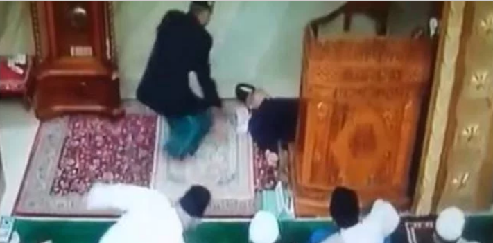 وفاة إمام مسجد أثناء إلقاء خطبة الجمعة 1 يسشيسش
