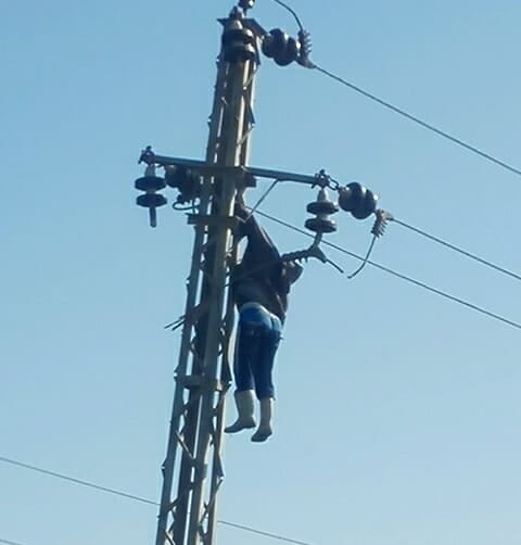 لص حاول سرقة أسلاك الكهرباء بههيا