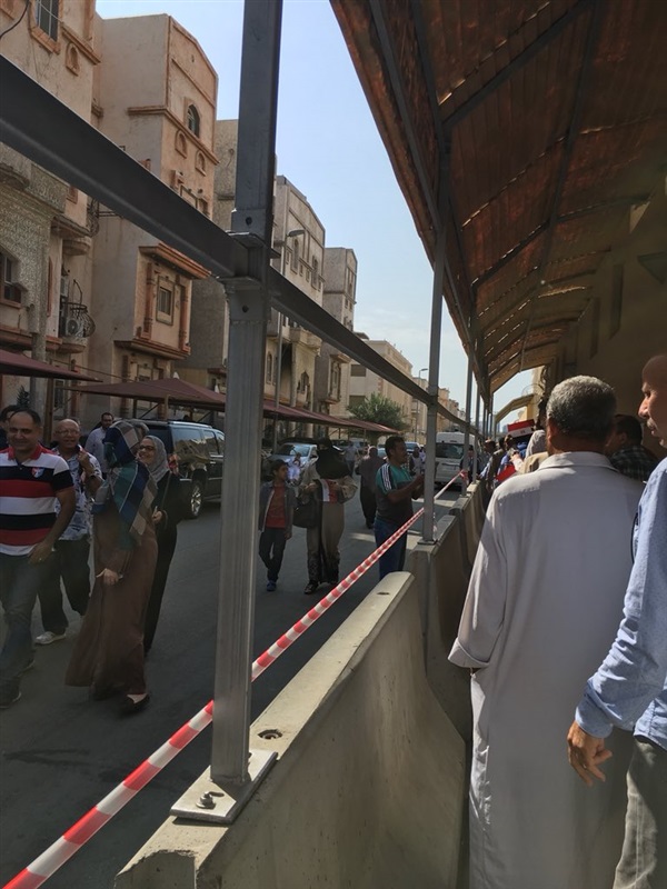 زحام شديد أمام القنصلية المصرية بجدة للتصويت في الانتخابات 2 130