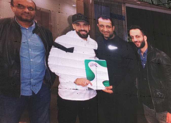 الصور الأولى لتوقيع عبدالله السعيد عقود انضمامه للزمالك 3 794463 0