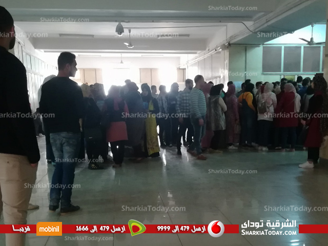 احتشاد مئات طلاب تجارة الزقازيق أمام مكتب عميد الكلية بسبب النتيجة 1 احتشاد مئات طلاب تجارة الزقازيق أمام مكتب عميد الكلية بسبب النتيجة 2