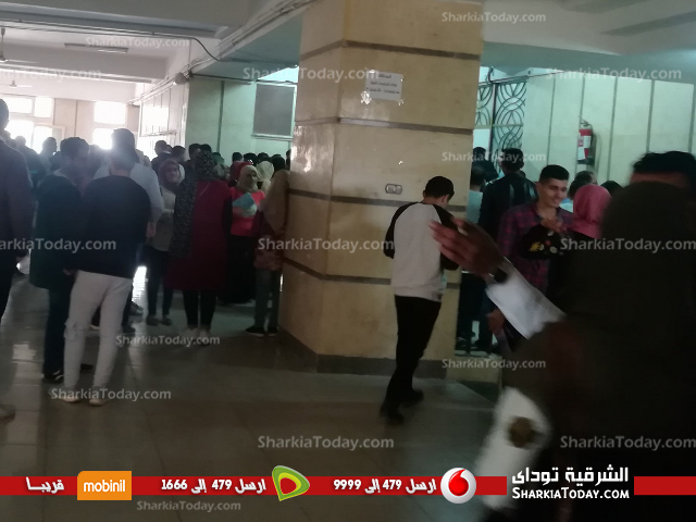 احتشاد مئات طلاب تجارة الزقازيق أمام مكتب عميد الكلية بسبب النتيجة 4 احتشاد مئات طلاب تجارة الزقازيق أمام مكتب عميد الكلية بسبب النتيجة 4