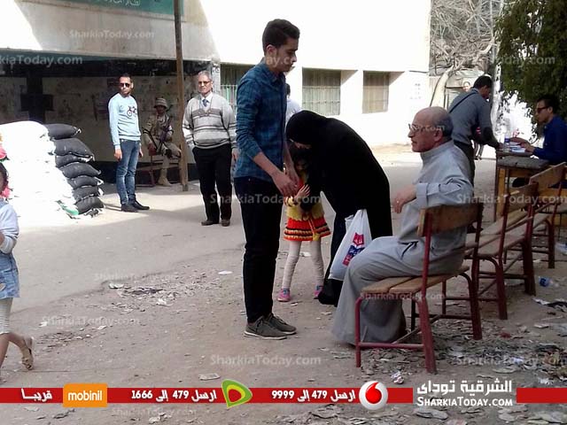 استمرار توافد الناخبين بمدرسة الفنية التجارية بالزقازيق 2