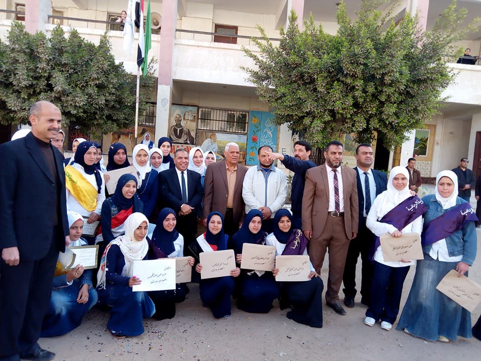 الإدارة التعليمية بفاقوس تكرم الطالبات المتفوقات بمدرسة الثانوية الصناعية بفاقوس