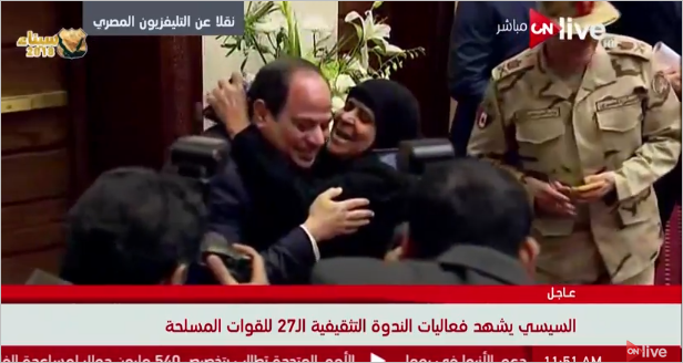 رد فعل الرئيس السيسي بعد محاولة أم شهيد تقبيله 1 الا