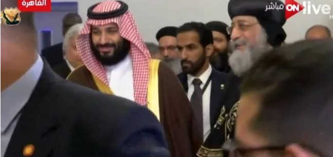 لحظة دخول محمد بن سلمان الكاتدرائية بصحبة البابا تواضروس 1 بلا