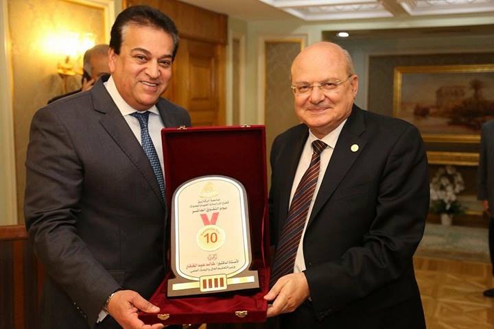 جامعة الزقازيق تكرم وزير التعليم العالي والبحث العلمي 1 جامعة الزقازيق تكرم وزير التعليم العالي والبحث العلمي