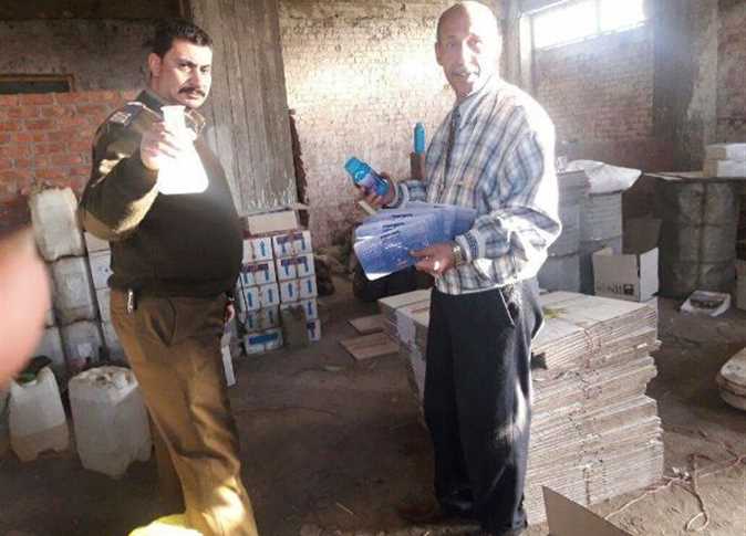 ضبط مصنع تعبئة وتصنيع مبيدات محظورة ببلبيس