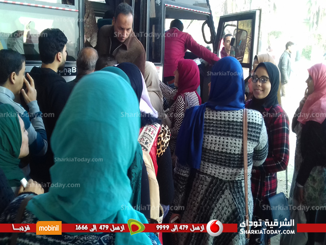 معاناة المواطن مع «السرفيس» بالزقازيق.. وطلاب الجامعة: «بنركب علب سردين» 2 عقدة المواطن الشعبطة في علبة السردين 1