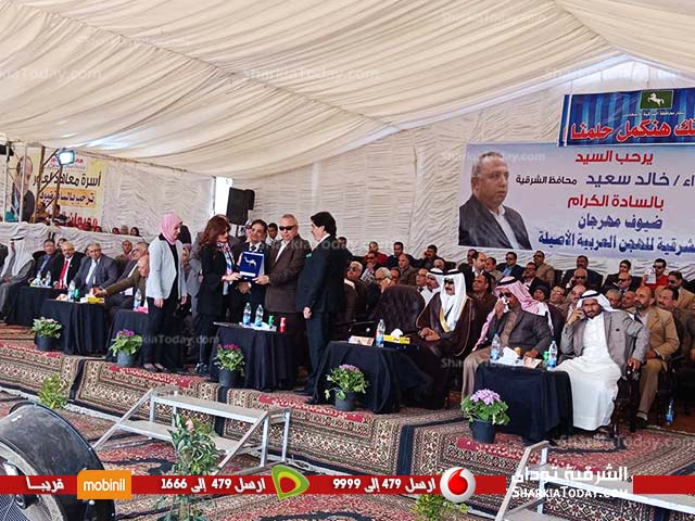 محافظ الشرقية يكرم المشرفين والمشاركين في فعاليات مهرجان الهجن 3 محافظ الشرقية يكرم المشرفين والمشاركين في فعاليات مهرجان الهجن 1