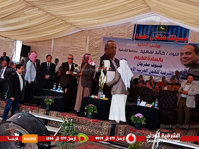 محافظ الشرقية يكرم المشرفين والمشاركين في فعاليات مهرجان الهجن 2 محافظ الشرقية يكرم المشرفين والمشاركين في فعاليات مهرجان الهجن 1