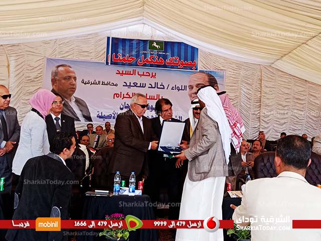محافظ الشرقية يكرم المشرفين والمشاركين في فعاليات مهرجان الهجن 1 محافظ الشرقية يكرم المشرفين والمشاركين في فعاليات مهرجان الهجن 2