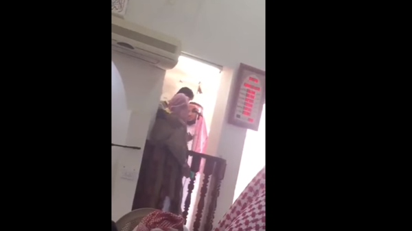 مصلون يمنعون معتلا نفسيا من إلقاء الخطبة 16 مصلون يمنعون معتلا نفسيا من إلقاء الخطبة