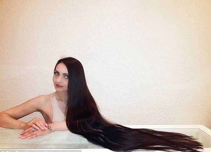 للشعر من فتاة روسية يمتد شعرها إلى قدميها