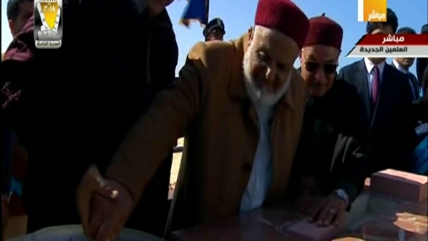 السيسي يقدم أكبر شيخ في قبائل مطروح سنا لوضع حجر أساس العلمين الجديدة 1 يقدم أكبر شيخ في قبائل مطروح سنا لوضع حجر أساس العلمين الجديدة