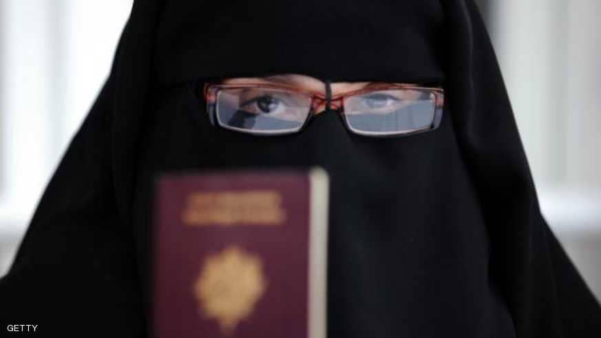 حرمان مسلمة من الجنسية الفرنسية بعد رفضها مصافحة مسؤولين