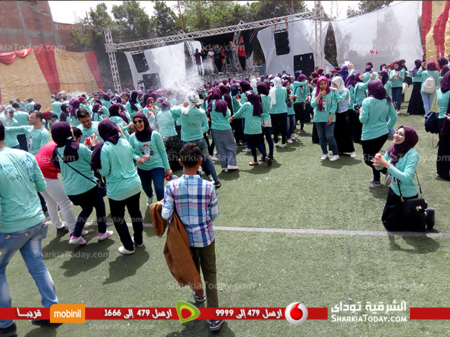 طلاب كلية العلوم بجامعة الزقازيق يحتفلون بالفان داي