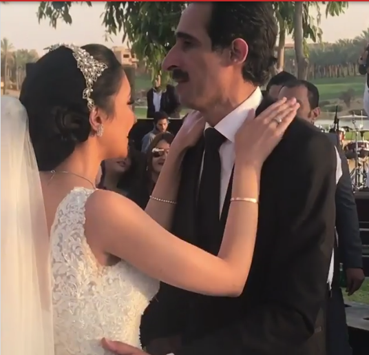 مجدي الجلاد يبكي في زفاف ابنته