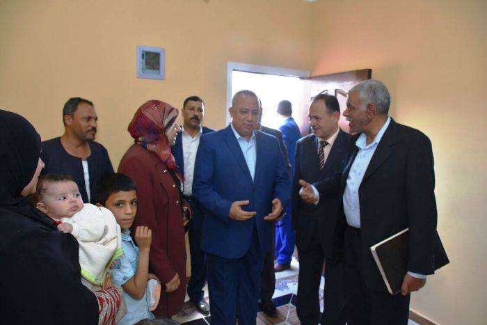 محافظ الشرقية: صرف 200 ألف جنيه للمساهمة في تجهيز 20 منزل بأبوكبير 3 محافظ الشرقية 100