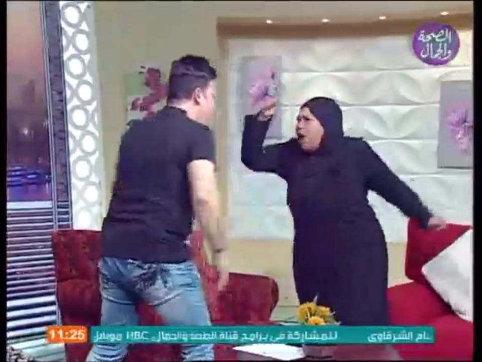 مشاجرة بين مذيع الصحة والجمال والضيفة