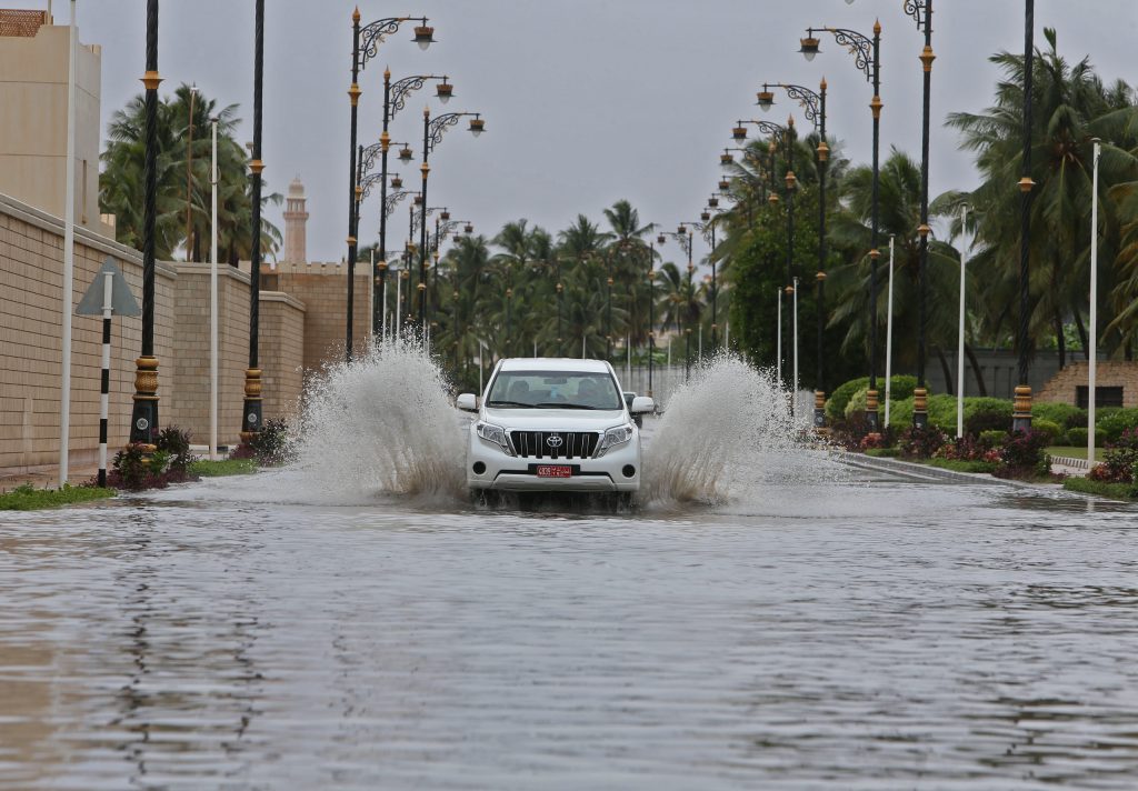 إعصار مكونو يضرب سواحل عُمان