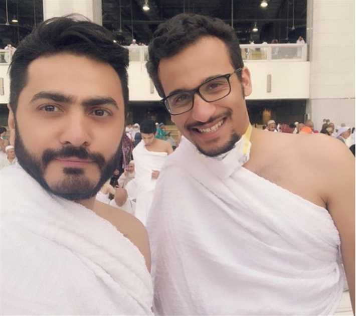 تامر حسني بملابس الإحرام هو وزوجته أثناء تأديتهما مناسك العمرة 2 تامر حسني بملابس الإحرام