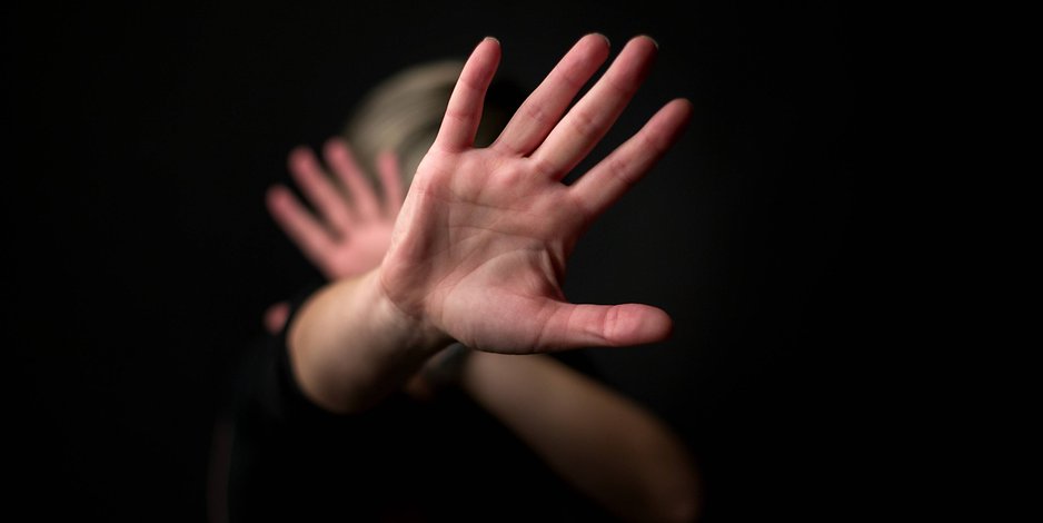 سيدة تتهم 5 أشخاص باختطافها والتعدي عليها بأولاد صقر
