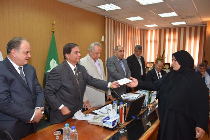 محافظ الشرقية يسلم مبالغ مالية لـ 20 أسرة مستحقة بأبو كبير 2