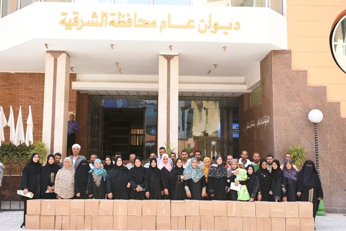 محافظ الشرقية يسلم مبالغ مالية لـ 20 أسرة مستحقة بأبو كبير 3 محافظ الشرقية يسلم مبالغ مالية لـ 20 أسرة مستحقة بأبو كبير