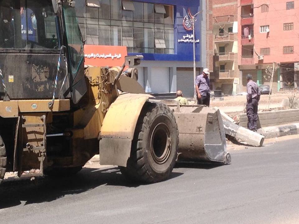رئيس مركز مدينة الزقازيق يتابع أعمال رصف الطرق