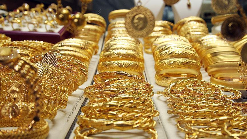 أسعار الذهب في مصر اليوم الأحد 8 يوليو 1 وتراجعت أسعار أوقية الذهب عالميا منذ أمس بما قيمته 18 دولارا، ولم يستجب السوق فى مصر بسبب ارتفاع سعر الدولار وكذلك بسبب إجازة اغلب محلات الصاغة.