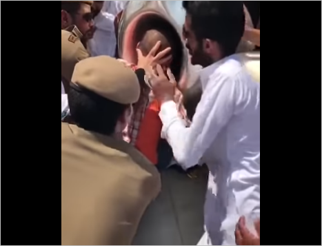 الشرطة السعودية تساعد مريضا في تقبيل الحجر الأسود