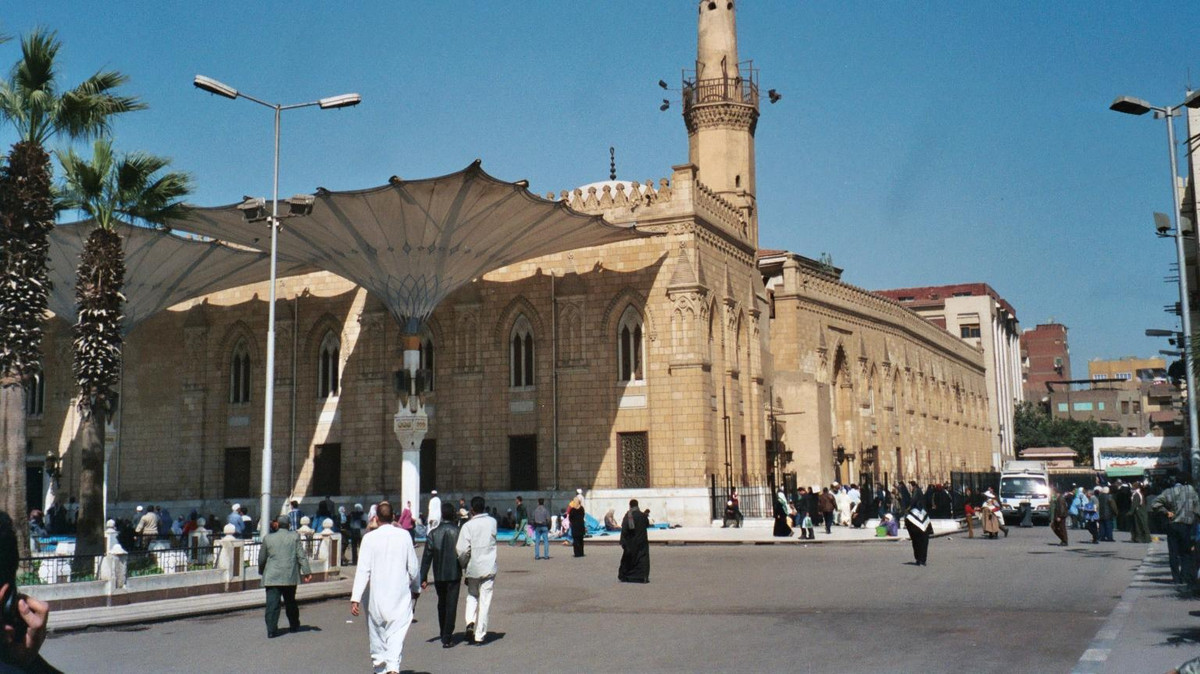 حقيقة رفع الأذان الشيعي داخل مسجد الحسين