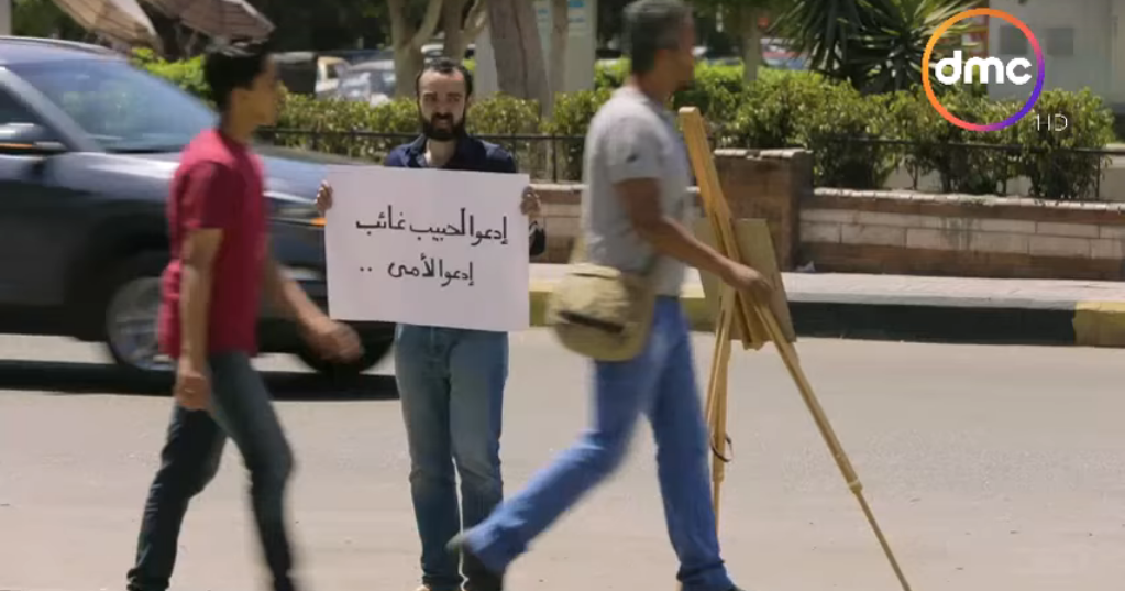 شاب يطالب المارة بالدعاء لوالدته