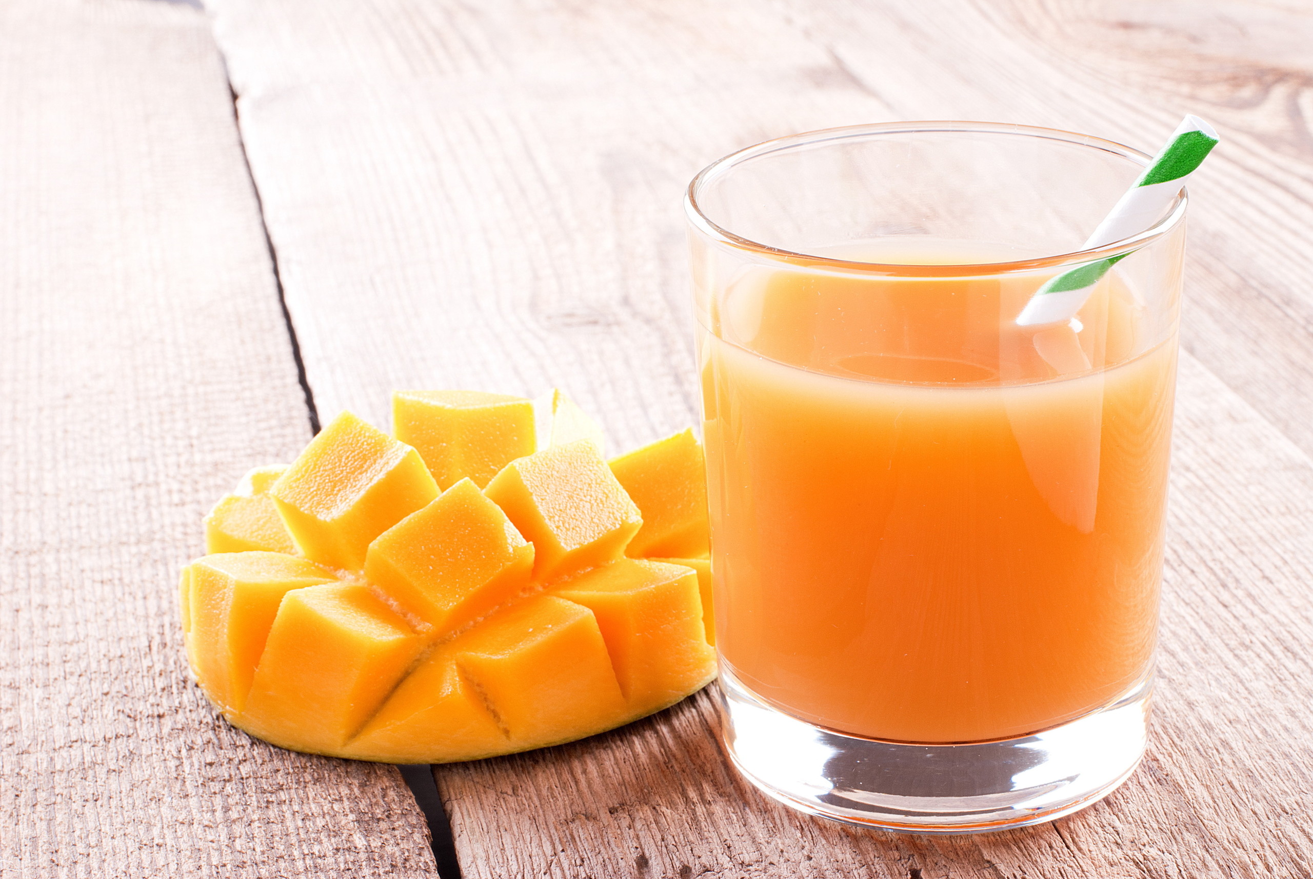 Mango juice. Манговый Шейк. Сок манго в стакане. Натуральный манговый сок. Манговый коктейль.