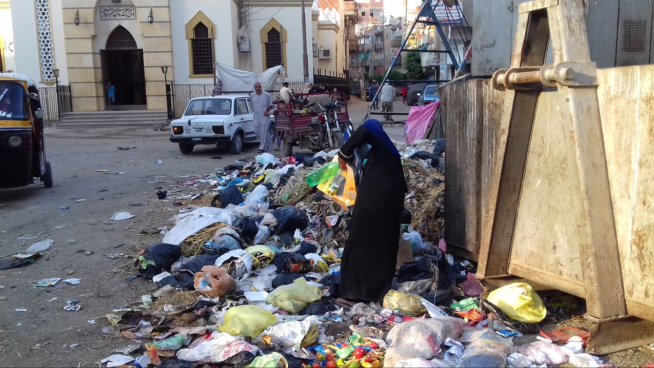 أهالي شارع وادي النيل بالزقازيق:مبنعرفش نصلي في المسجد بسبب القمامة