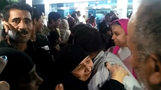 الحاجة سعدية ضحية العمرة المزيفة تصل مطار القاهرة